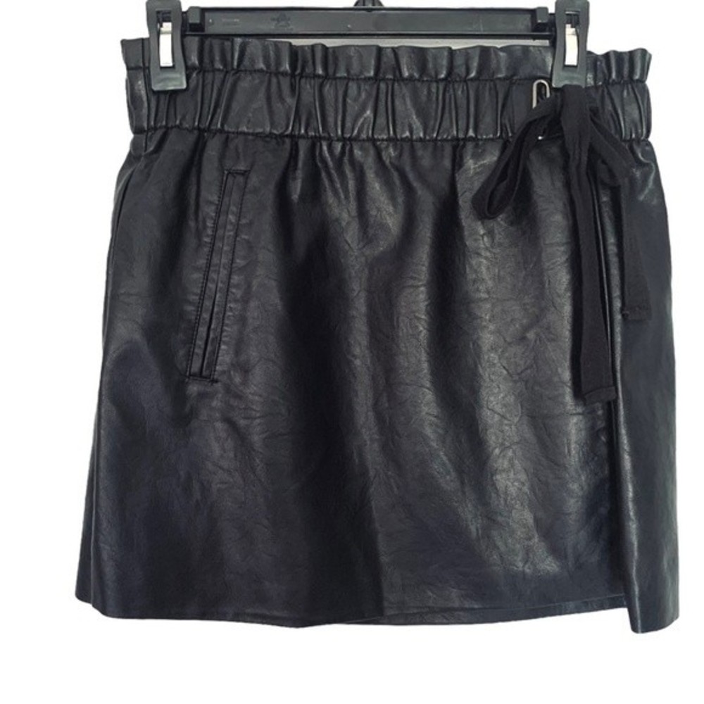 JOLT BLACK FAUX LEATHER MINI SKIRT SIZE SMALL GENTLY USED